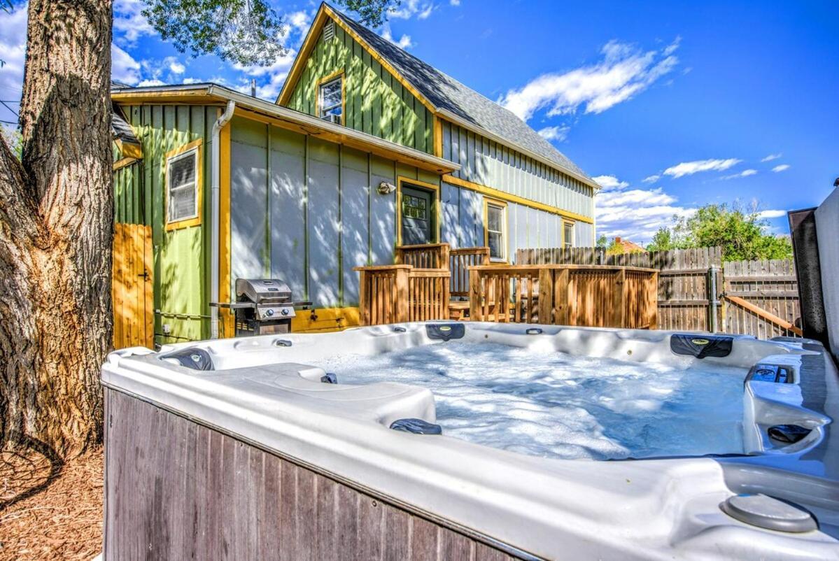 Вилла The Vibrant Victorian Hot Tub & Fire Pit In Occ Колорадо-Спрингс Экстерьер фото